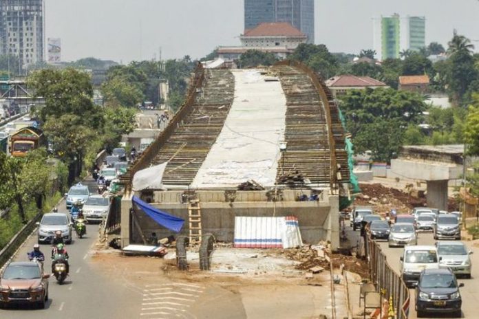 ANTARA FOTO/GALIH PRADIPTA Sejumlah kendaraan melintas di samping proyek pembangunan Jalan Layang Tol Depok-Antasari di jalan TB Simatupang, Jakarta, Senin (11/9/2017). Jalan tol Depok-Antasari (Desari) merupakan jalan tol penghubung Kota Jakarta Selatan dan Kota Depok sepanjang 12 kilometer yang diprediksi akan mengurangi kepadatan di jalan tol Jagorawi dan kemacetan di jalur utama TB Simatupang dan Lenteng Agung yang ditargetkan akan selesai pada 2018. ANTARA FOTO/Galih Pradipta/pras/17