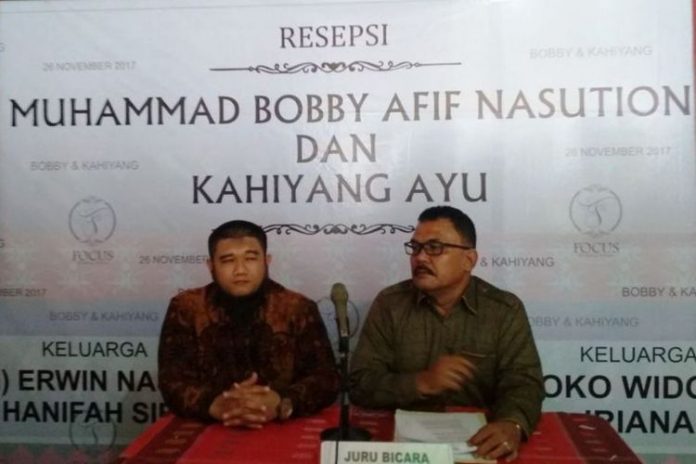 Erwan Nasution bersama Muhammad Ozzy saat memberikan keterangan pers, Sabtu (18/11/2017)(KOMPAS. com / Mei Leandha)