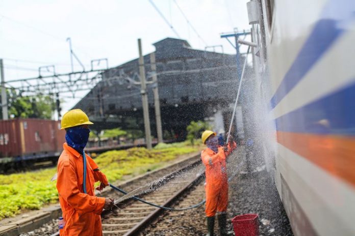 Petugas membersihkan gerbong kereta api lokal di Stasiun Tanjung Priok, Jakarta Utara, Kamis (7/9/2017). (KOMPAS.com/GARRY ANDREW LOTULUNG)