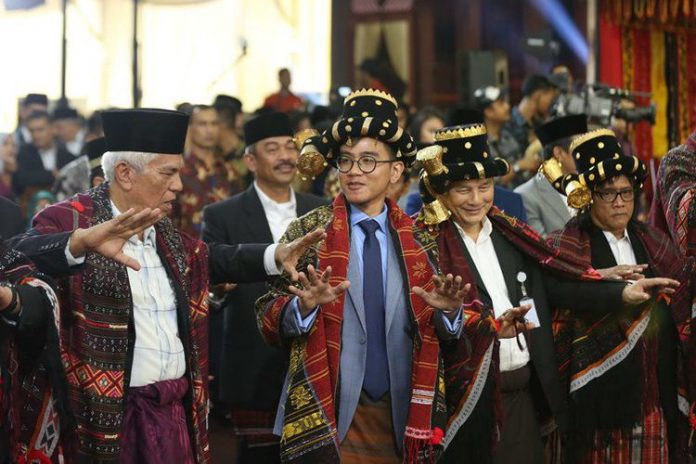 Putra Joko Widodo, Gibran Rakabuming melakukan Manortor ketika mengikuti ritual adat Mangalo-alo Mora pada ngunduh mantu resepsi pernikahannya di Medan, Sumatera Utara, Jumat (24/11). Mangalo-alo Mora merupakan salah satu rangkaian prosesi adat Batak Mandailing dalam rangkaian acara ngunduh mantu putri Presiden Joko Widodo, Kahiyang Ayu dan suaminya Bobby Nasution. (ANTARA FOTO/Septianda Perdana)