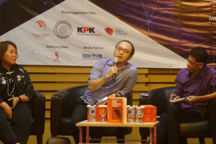 Pengamat politik Yunarto Wijaya dalam diskusi dan bedah buku di Gedung KPK Jakarta, Sabtu (4/11/2017).(KOMPAS.com/ABBA GABRILLIN)