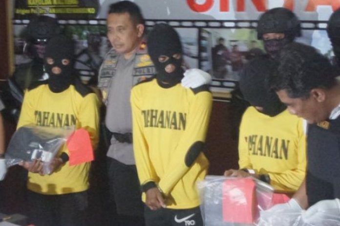 Pelaku pembakaran dua sekolah dasar di Palangkaraya diamankan polisi.(Tribun Kalteng/Fathurahman)