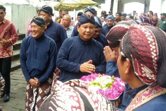 Ketua Umum Gerindra Prabowo Subianto (tengah) berkunjung ke makam Raja Imogiri, Bantul, DI Yogyakarta, Senin (13/11/2017).(KOMPAS.com/MARKUS YUWONO)