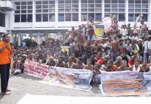Suasana demo yang di gelar di Halaman Kantor DPR Papua.(Kompas.com/Jhon Roy Purba)