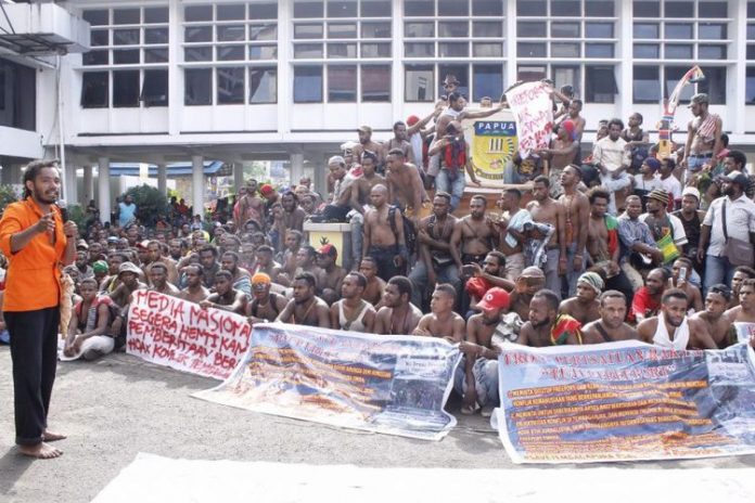 Suasana demo yang di gelar di Halaman Kantor DPR Papua.(Kompas.com/Jhon Roy Purba)