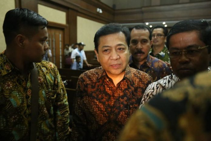 Ketua DPR Setya Novanto (tengah) meninggalkan ruang persidangan usai bersaksi di persidangan kasus dugaan korupsi e-KTP, di Pengadilan Tipikor Jakarta, Jumat (3/11/2017). Hari ini, Novanto hadir menjadi saksi untuk terdakwa pengusaha Andi Agustinus alias Andi NarogongKOMPAS.com/Andreas Lukas Altobeli Ketua DPR Setya Novanto (tengah) meninggalkan ruang persidangan usai bersaksi di persidangan kasus dugaan korupsi e-KTP, di Pengadilan Tipikor Jakarta, Jumat (3/11/2017). Hari ini, Novanto hadir menjadi saksi untuk terdakwa pengusaha Andi Agustinus alias Andi Narogong