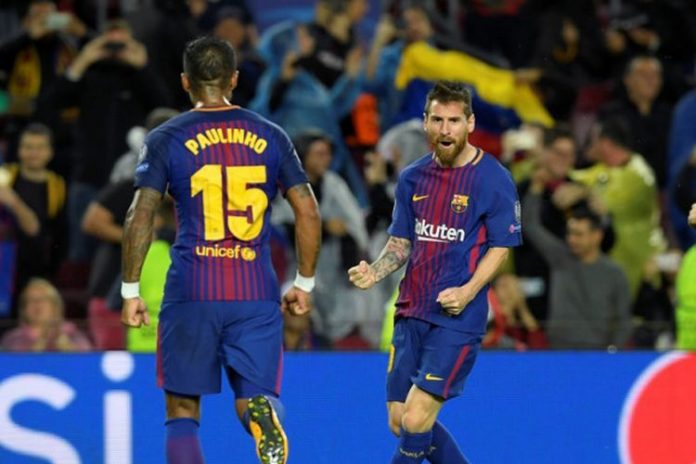 Megabintang FC Barcelona, Lionel Messi (tengah), merayakan gol yang dia cetak ke gawang Olympiacos dalam laga Grup D Liga Champions di Stadion Camp Nou, Barcelona, Spanyol, pada 18 Oktober 2017.(AFP/Lluis Gene)