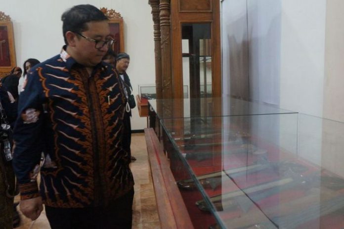 Wakil Ketua DPR RI Fadli Zon saat meninjau keris yang dipamerkan dalam pembukaan Festival Keris 2017 di Institut Seni Indonesia (ISI) Solo, Jawa Tengah, Sabtu (25/11/2017).(KOMPAS.com/Labib Zamani)