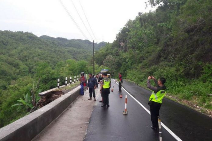 Lokasi longsor di Jalan Menuju Pelabuhan Sadeng, Gunung Kidul. (dokumen BPBD Gunung Kidul)(KOMPAS.com/Markus Yuwono)