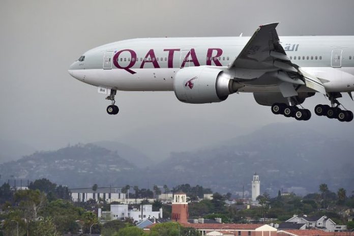 Pesawat milik Qatar Airways saat akan mendarat di bandara. (AFP/FREDERIC J. BROWN)