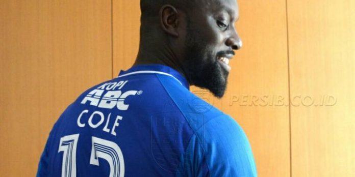 Penyerang baru Persib, Carlton Cole, mengenakan kostum bernomor 12 saat diperkenalkan di Graha Persib, Kamis (30/3/2017).(Akun Twitter Persib/@persib)