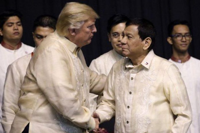 Presiden AS Donald Trump bertemu Presiden Filipina Rodrigo Duterte saat agenda makan malam konferensi ASEAN di Pasay City, Filipina.(ATHIT PERAWONGMETHA / POOL / AFP)