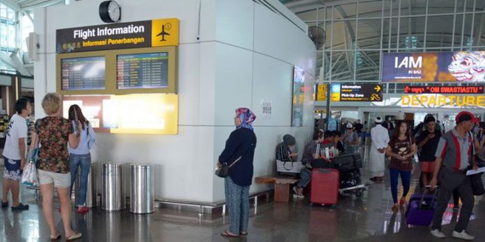 Terminal keberangkatan internasional Bandara Ngurah Rai, Tuban, Bali, Minggu (26/11/2017). Sebanyak 28 jadwal penerbangan internasional dari dan menuju Bali dibatalkan karena dampak letusan Gunung Agung yang terjadi sejak Sabtu (25/11/2017). (ANTARA FOTO/WIRA SURYANTALA)