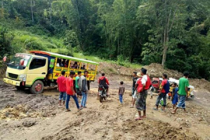 Kondisi jalan provinsi di Nusa Tenggara Timur.(Adi Mbalur)