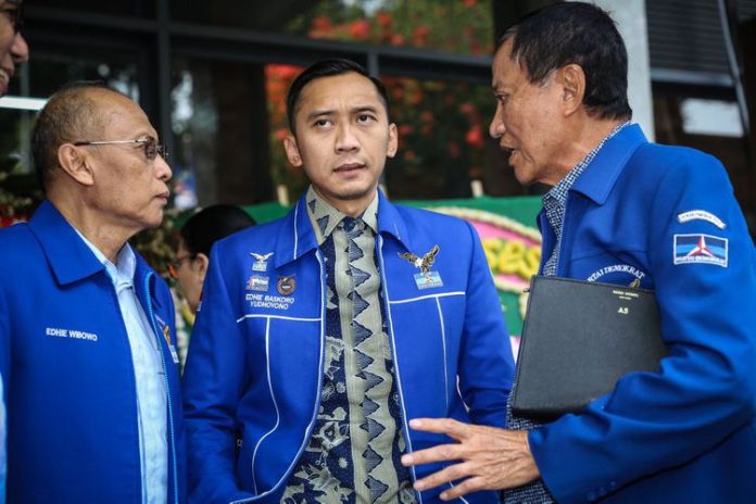 Edhie Baskoro Yudhoyono (tengah) tiba di kantor DPP Partai Demokrat, di Menteng, Jakarta Pusat, Rabu (13/9/2017). Ketua Umum Partai Demokrat Susilo Bambang Yudhoyono menyatakan, partainya menolak upaya pelemahan terhadap Komisi Pemberantasan Korupsi (KPK).(KOMPAS.com/GARRY ANDREW LOTULUNG)