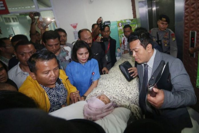 Ketua DPR Setya Novanto dibawa keluar dari Rumah Sakit Medika Permata Hijau, Jakarta, Jumat (17/11/2017). Setya Novanto dibawa ke RSCM untuk tindakan medis lebih lanjut.(ANTARA FOTO/WIBOWO ARMANDO)