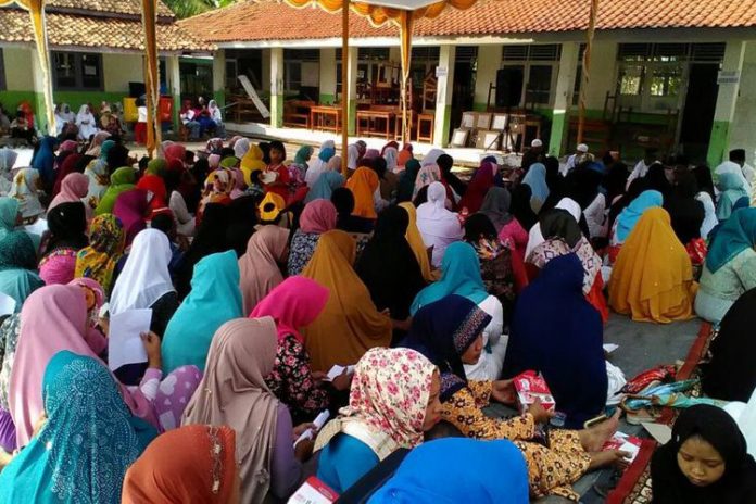 Ratusan warga Desa Cirejag, Kecamatan JAtisari, Karawang mendoakan Dedi Mulyadi agar dikabulkan keinginannya, JUmat (17/11/2017)(KOMPAS.com/Farida Farhan)