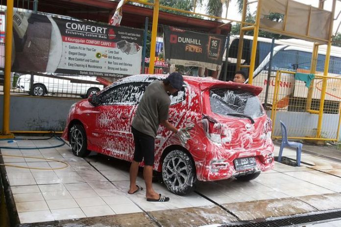 Suasana di salah satu layanan cuci mobil steam hidrolik yang ada di Depok, Selasa (7/11/2017).KompasOtomotif/Alsadad Rudi Suasana di salah satu layanan cuci mobil steam hidrolik yang ada di Depok, Selasa (7/11/2017).