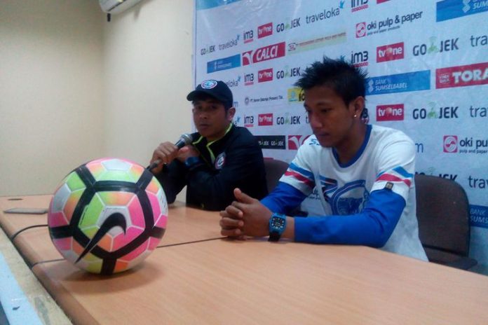 Pelatih Arema FC Joko Susilo memberikan keterangan pers kepada awak media.(Berry Subhan Putra/Kompas.com)