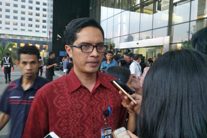 Juru bicara KPK Febri Diansyah saat memberikan keterangan di gedung KPK, Jakarta Selatan, Senin (20/11/2017).(KOMPAS.com/KRISTIAN ERDIANTO)