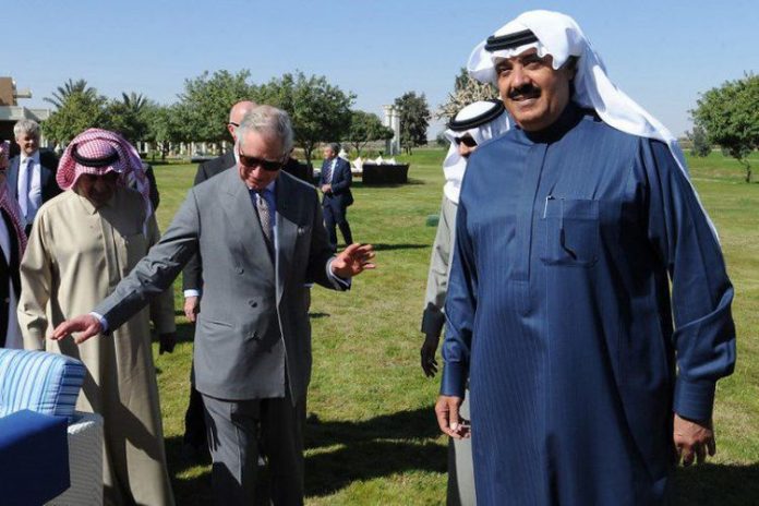 Dalam foto yang diambil pada Februari 2014, terlihat Pangeran Mutaib (kanan) menerima Pangeran Charles di sebuah taman kerajaan Arab Saudi di Riyadh.(FAYEZ NURELDINE / POOL / AFP )