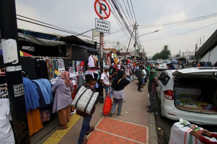 Sejumlah Pedagang Kaki Lima (PKL) berdagang di atas trotoar di Tanah Abang, Jakarta, Rabu (18/10/2017). Meskipun sudah ditertibkan, para PKL tersebut masih saja berjualan di atas trotoar dengan alasan harga sewa toko yang sangat mahal.(ANTARA FOTO/RIVAN AWAL LINGGA)