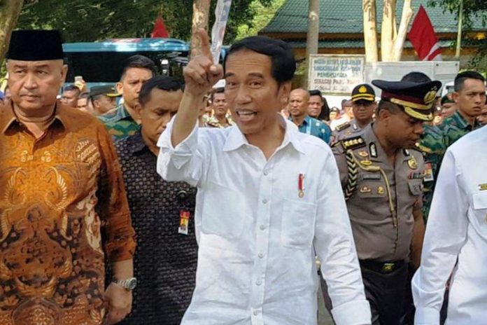 Presiden Joko Widodo membagikan 9.000 sertifikat tanah saat kunjungan kerjanya di Kabupaten Langkat, Sumatera Utara, Jumat (24/11/2017)(KOMPAS.com / Mei Leandha)