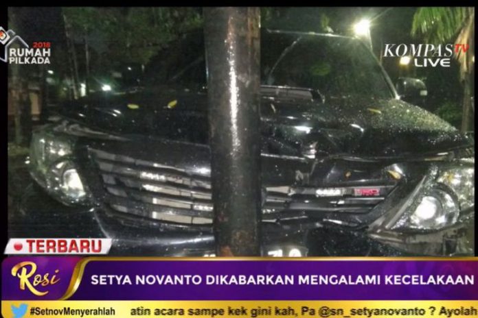 Diduga mobil Ketua DPR RI Setya Novanto menabrak tiang listrik, Kamis (16/11/2017) malam.(Dok. Kompas TV)