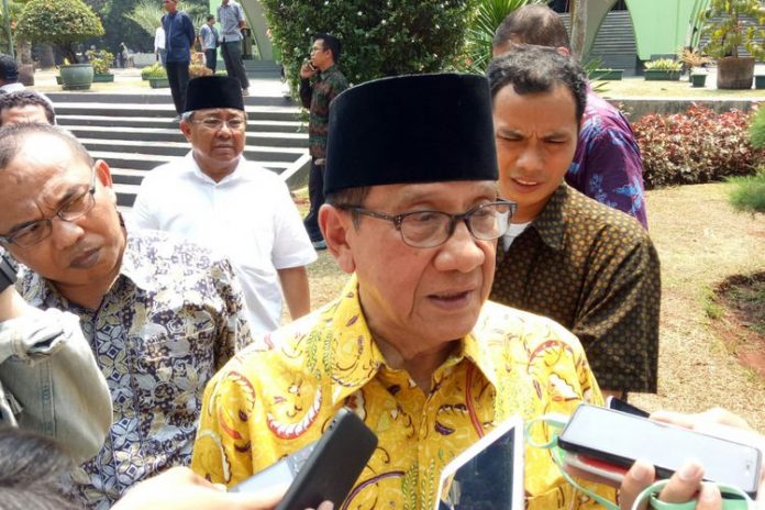 Mantan Ketua DPR Akbar Tanjung seusai melayat jenazah Azhar Romli di Kompleks Parlemen, Senayan, Jakarta, Jumat (15/9/2017)(Rakhmat Nur Hakim/Kompas.com)