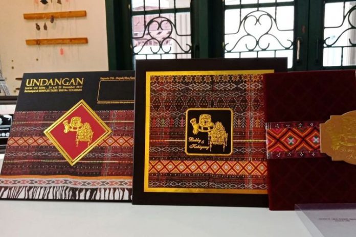 Undangan yang dikonsep sendiri oleh pihak keluarga sangat berciri khas etnis Mandailing dengan dominasi warna merah dan hitam.(KOMPAS.com/Mei Leandha)