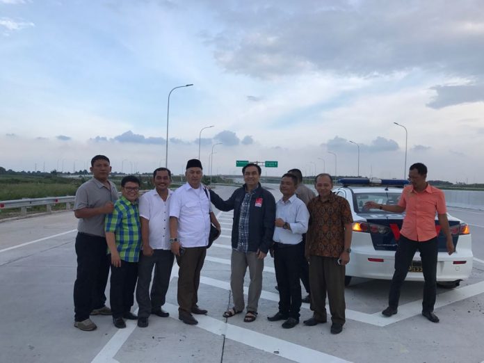Anggota Komisi I DPR RI Effendi MS Simbolon menyempatkan diri melintasi ruas jalan tol Medan - Binjai dan juga ruas jalan tol Kualanamu - Sei Rampah yang diresmikan Preside Joko Widodo bulan Oktober lalu.