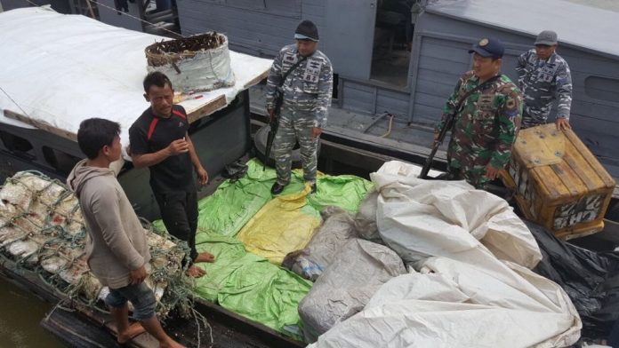 Sebuah kapal yang mengangkut 50 bal pakaian bekas ditangkap prajurit TNI AL di Perairan Bagan Asahan, Sumatera Utara (Sumut), Minggu (5/11) dini hari sekitar pukul 03.15 WIB.