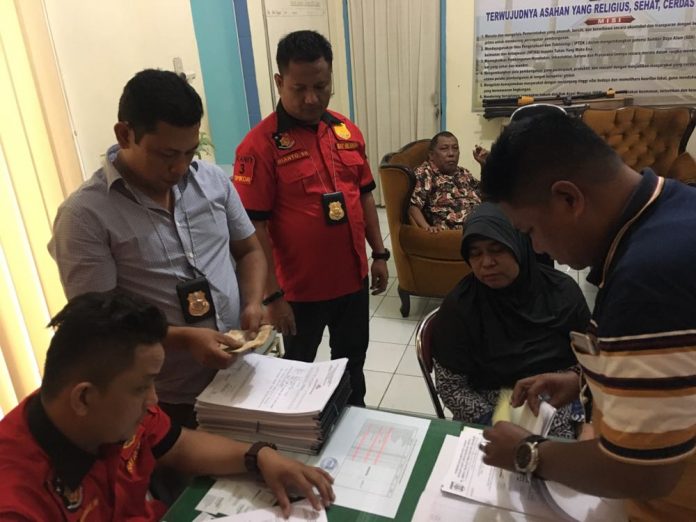 Personel Unit Tipikor Sat Reskrim Polres Asahan, Kamis (9/11/2017) melakukan Operasi Tangkap Tangan (OTT) kepada Kepala Rumah Sakit Umum Daerah (RSUD) Abdul Manan Simatupang, Kisaran, dr Edi Iskandar.