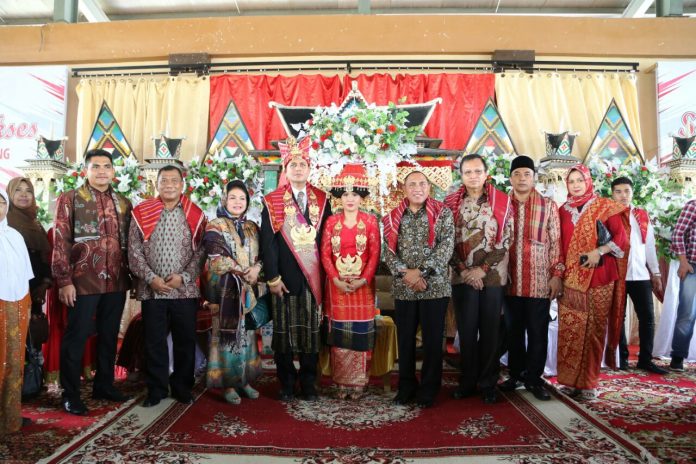 Panglima Kostrad Letjen TNI Edy Rahmayadi menghadiri penabalan marga Sembiring kepada Musa Rajekshah (Ijeck) di Jambur Sibayak, Telun Kenas Kecamatam STM Hilir, Kabupaten Deliserdang, Sabtu (18/11/2017). Pada acara yang dihadiri ratusan masyarakat Karo itu, Edy diberi kehormatan memberi nasehat kepada Ijeck sekeluarga.