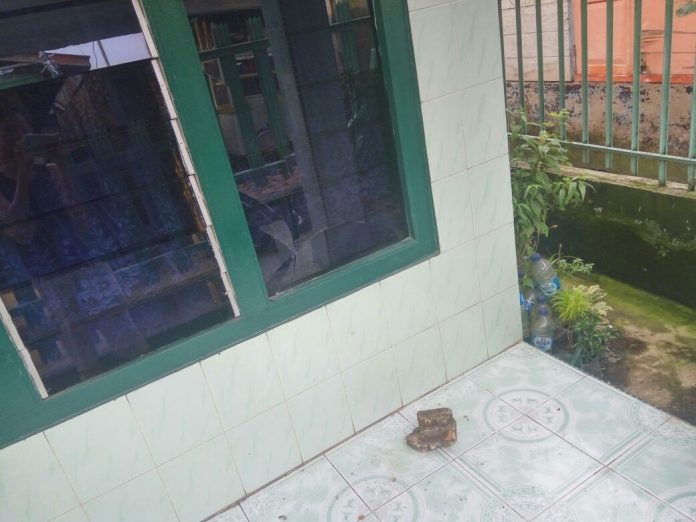 Sekelompok orang yang diduga kawanan pereman dan bandar narkoba melakukan pengerusakan terhadap rumah yang salah seroang wartawan yang berada di Jalan Rahmadsyah, Gang Makmur, Kota Matsum I, Medan Area, Kamis (30/11) dinihari tadi.