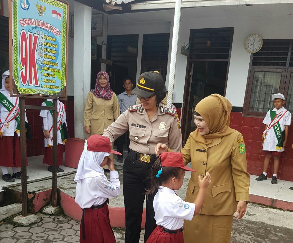 Kegiatan Police Go To School membuat Polsek Sunggal mendatangi Sekolah Dasar (SD) Negeri 060815 yang berada di Kelurahan Sunggal.
