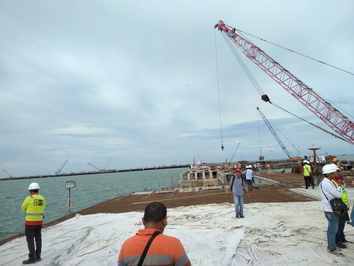 Pengembangan Pelabuhan Kuala Tanjung si Kabupaten Batubara, Sumatea Utara (Sumut) sebagai Pelabuhan Hub Internasional sebagaimana yang diharapkan pemerintah terus dilakukan dan menjadi fokus PT Pelabuhan Indonesia I (Persero) atau Pelindo 1.