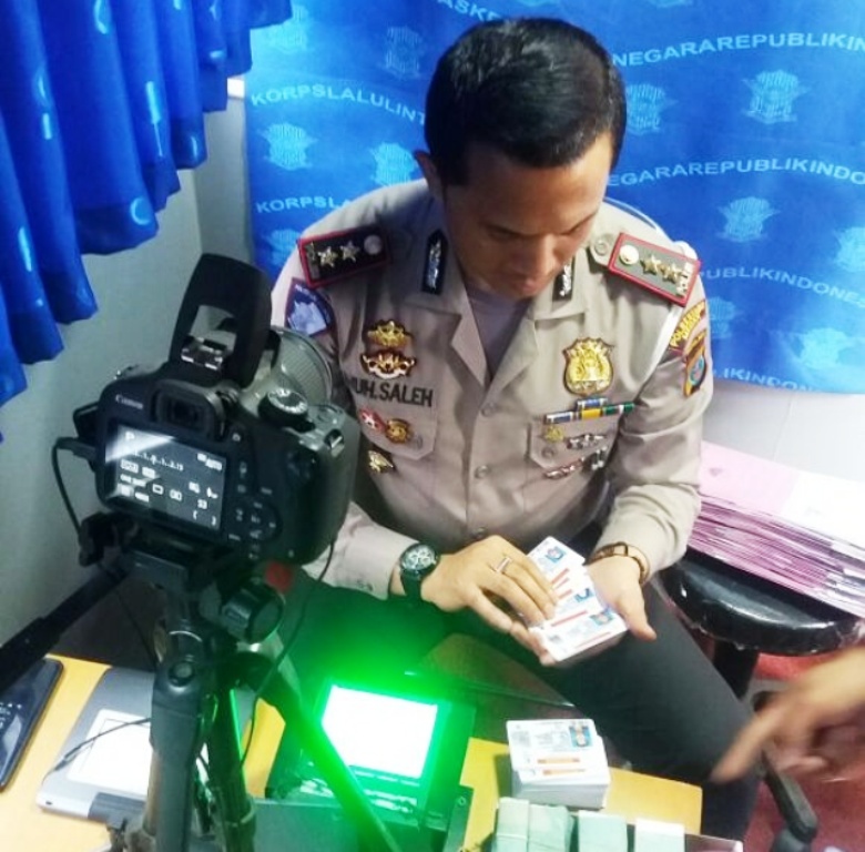 Kasat Lantas Polrestabes Medan, AKBP Muhammad Saleh sedang melakukan pengecekan SIM di layanan SIM keliling BRI, Rabu (1/11/2017)