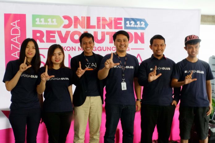 Haikal Bekti Anggoro, Head of Digital Marketing, Lazada Indonesia (ketiga kiri) dan Adi Putra, Head of Seller Acquisition, Lazada Indonesia (ketiga kanan), bersama para perwakilan Lazada dan Seller Lazada di Medan, pada acara Jumpa Pers, di Medan, Sumatera Utara (29/11/2017).