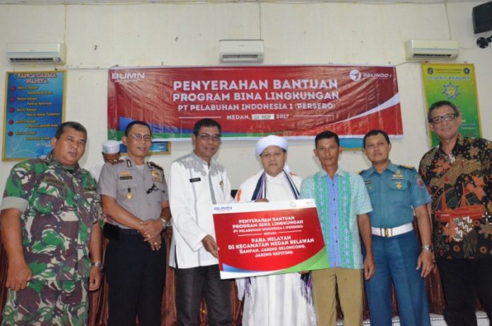 Penyerahan Bantuan Program Bina Lingkungan Pelindo 1 diserahkan oleh Saiful Anwar kepada Camat Belawan yang disaksikan oleh Kapolsekta Belawan, Perwakilan Lantamal Belawan, serta tokoh masyarakat