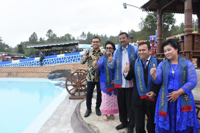 Gubernur Sumatera Utara (Gubsu) Tengku Erry Nuradi meresmikan pemandian air panas USK Hineni di Tarutung, Kabupaten Tapanuli Utara, Minggu (5/11/2017)