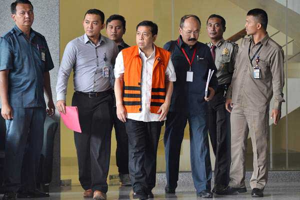 Tersangka kasus korupsi KTP elektronik Setya Novanto (tengah) meninggalkan gedung KPK seusai menjalani pemeriksaan di Jakarta, Selasa (21/11). - ANTARA/Wahyu Putro A