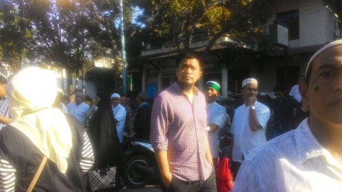 Suami dari ustazah kondang Oki Setiana Dewi yaitu Oy Vitrio saat menghadiri Tabligh Akbar di Masjid Jihad