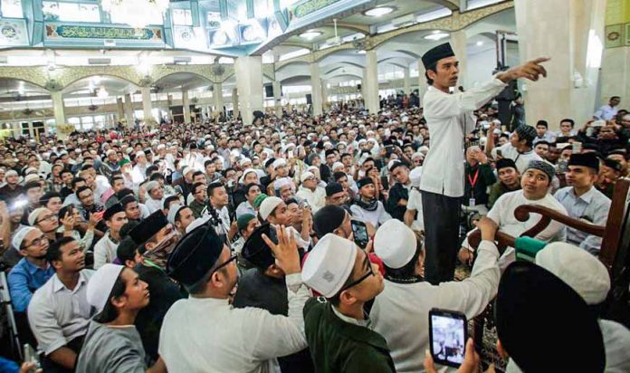 Ustad Abdul Somad memberikan ceramah pada acara Ngaji Bareng di Masjid Al-Jihad,Medan, Rabu (15/11). MTD/FB/Sedekah Bareng/Tarmizy Harva