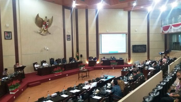 Fiinalisasi sidang paripurna tentang RAPBD 2018 di Gedung Dewan dengan Anggota Dewan yang tidak Kourum pukul 21: 14 WIB Jumat (22/12/2017). (MTD/Siti Suhaima).