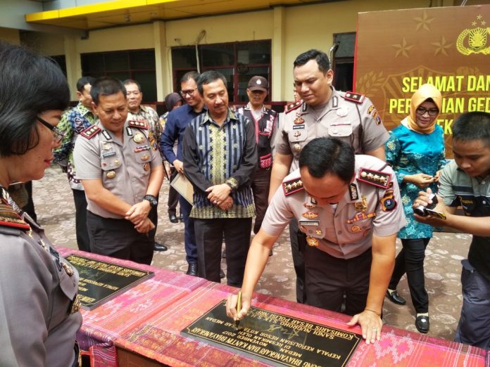 Kapolrestabes Medan Kombes Sandi Nugroho sedang menandatangani prasasti wajah baru Polsek Medan Kota yang berada tidak jauh dari Stadion Teladan, Sabtu (2/12/2017)