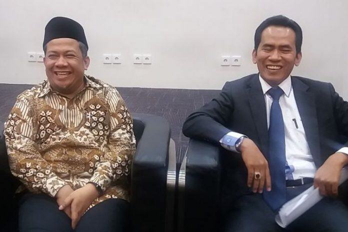 Wakil Ketua DPR RI Fahri Hamzah (kiri) bersama pengacaranya Mujahid Latief di Kompleks Parlemen, Senayan, Jakarta, kamis (14/12/2017).(KOMPAS.com/Nabilla Tashandra)