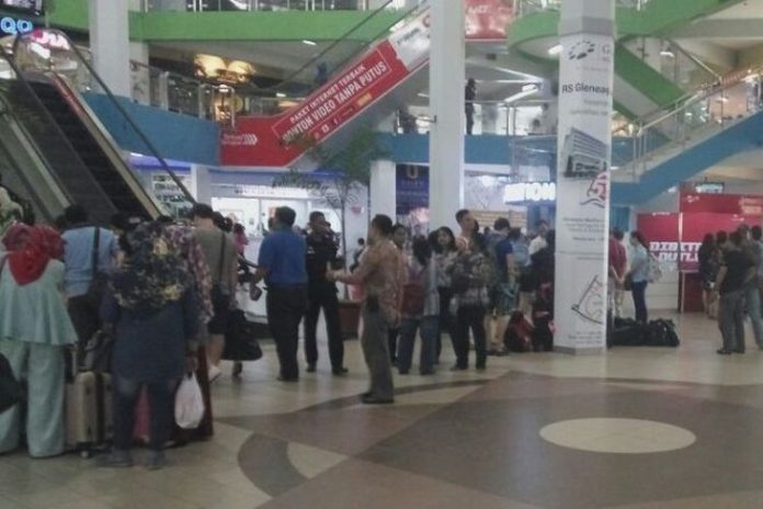 Suasana Pelabuhan Ferry internasional Batam Centre saat libur panjang. Saat ini disebutkan sudah 7000 penumpang yang diberangkat ke Malaysia dan Singapura(KOMPAS.COM/ HADI MAULANA)