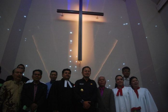 Wali Kota Bogor Bima Arya Sugiarto berfoto bersama dengan sejumlah jemaat di Gereja HKBP Paledang, Kota Bogor, Minggu (24/12/2017).(KOMPAS.com / RAMDHAN TRIYADI BEMPAH)