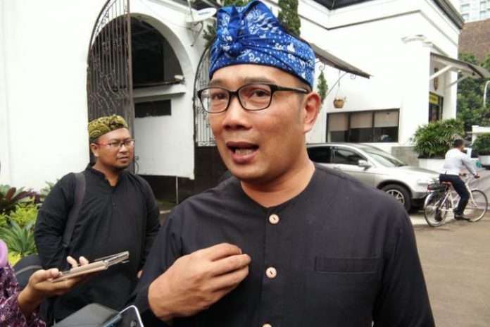 Wali Kota Bandung Ridwan Kamil seusai menghadiri rapat koordinasi pengamanan Natal dan tahun baru di Mapolrestabes, Jalan Jawa, Rabu (13/12/2017).(KOMPAS.com/DENDI RAMDHANI)